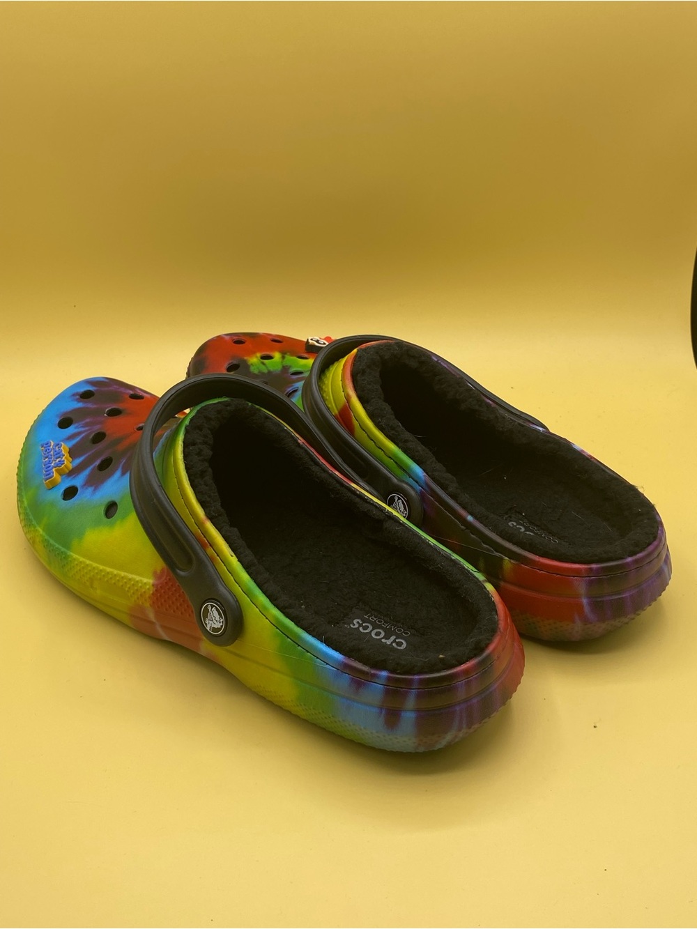 CROCS Men's Tie-Dye Fuzzy Lined Clogs - Rainbow - Picture 3 of 5